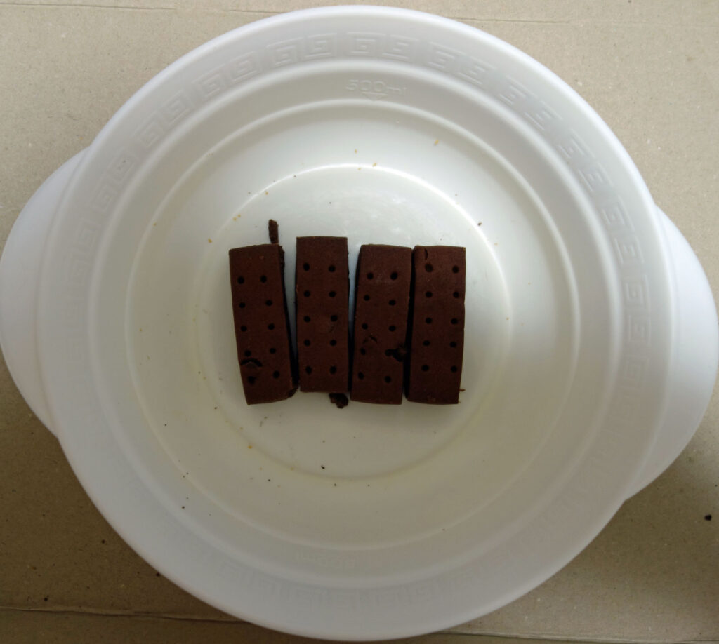 白い器に入ったチョコレート菓子