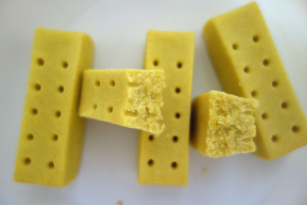 穴の空いた黄色いビスケット