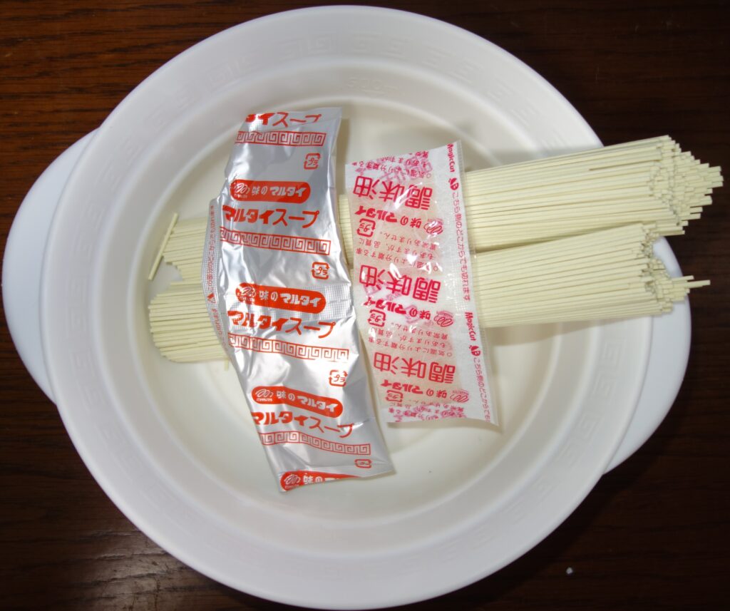 白い器に入った棒状の麺とスープの素