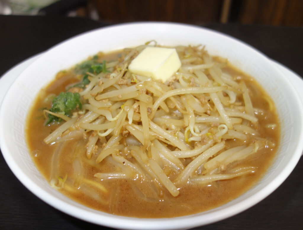 バターがのったもやし味噌ラーメン