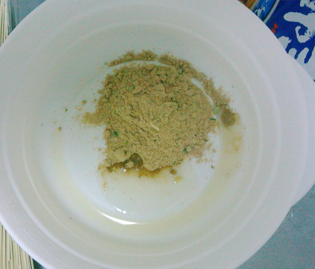 白いボウルに入ったスープと調味油