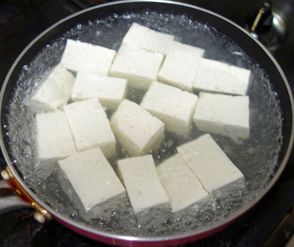 鍋で豆腐をゆでている様子