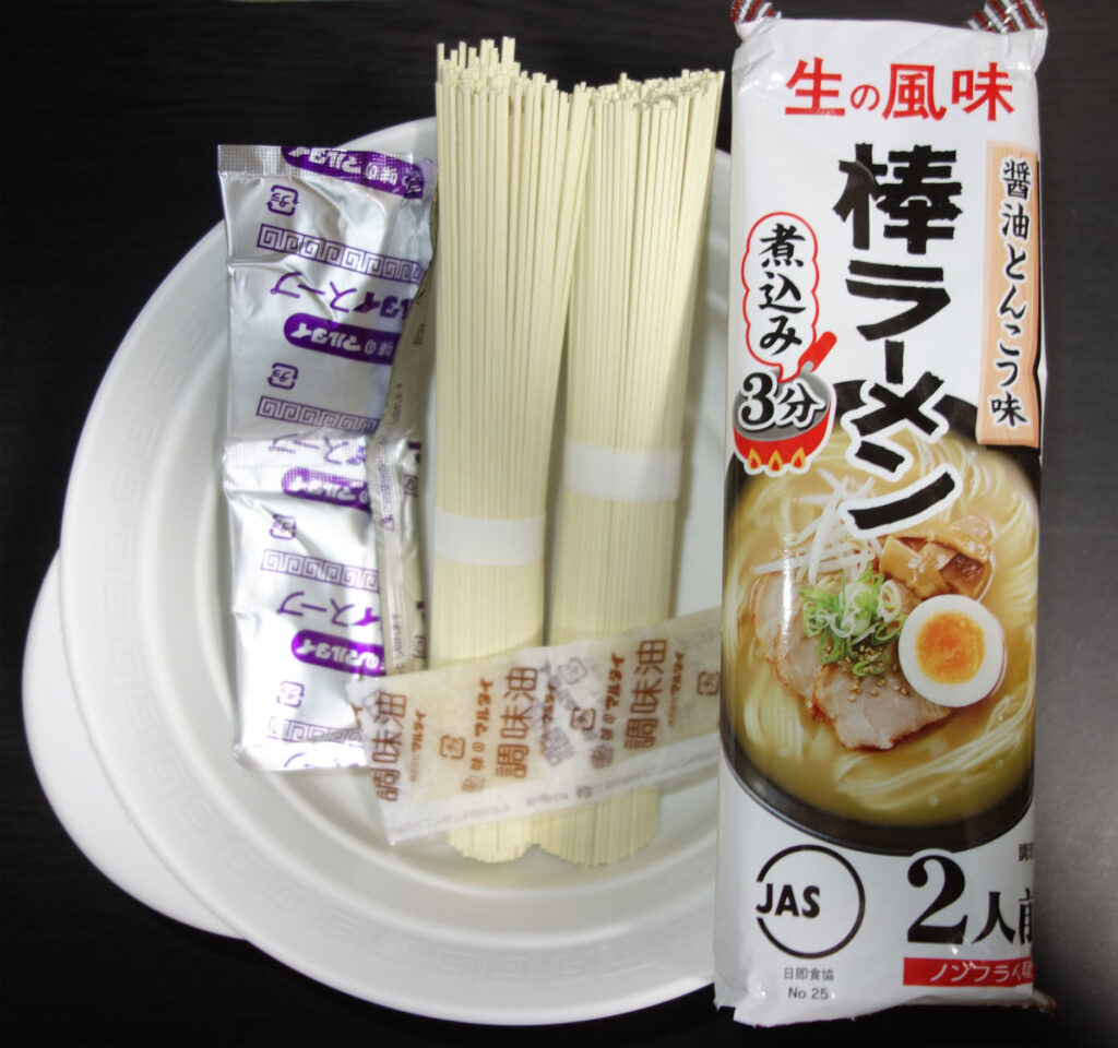 皿に盛られた棒ラーメンの材料