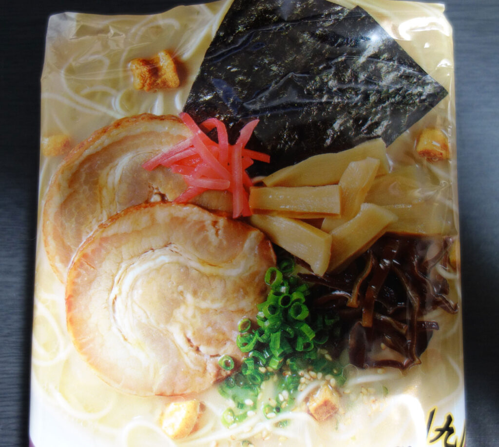 袋に入った具材がたくさんのラーメン