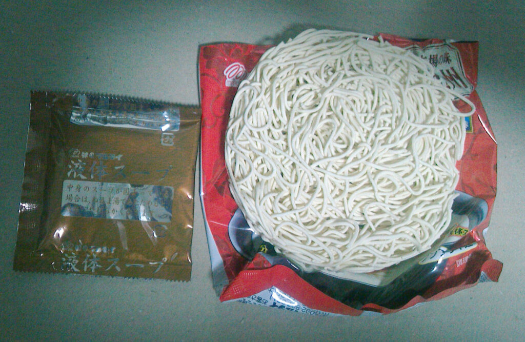 袋に入った麺と液体のスープ