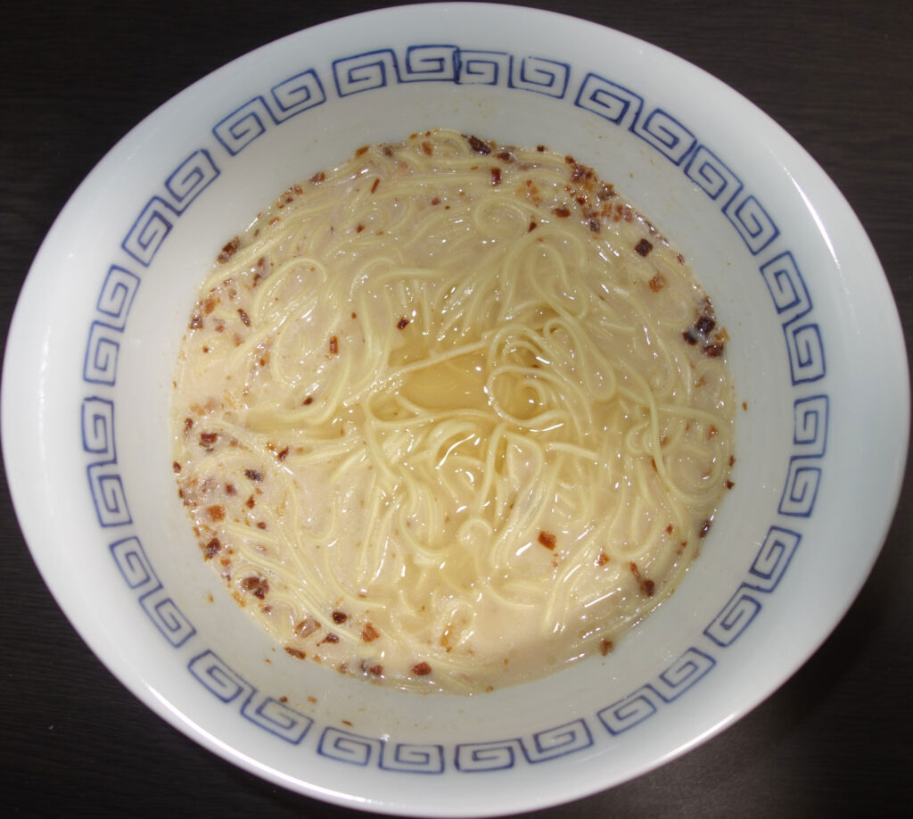 模様入りの器に入ったラーメン