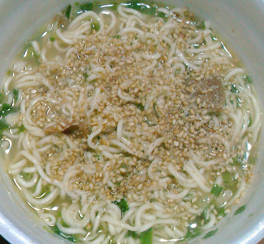 ゴマがかかった汁ありインスタントラーメン