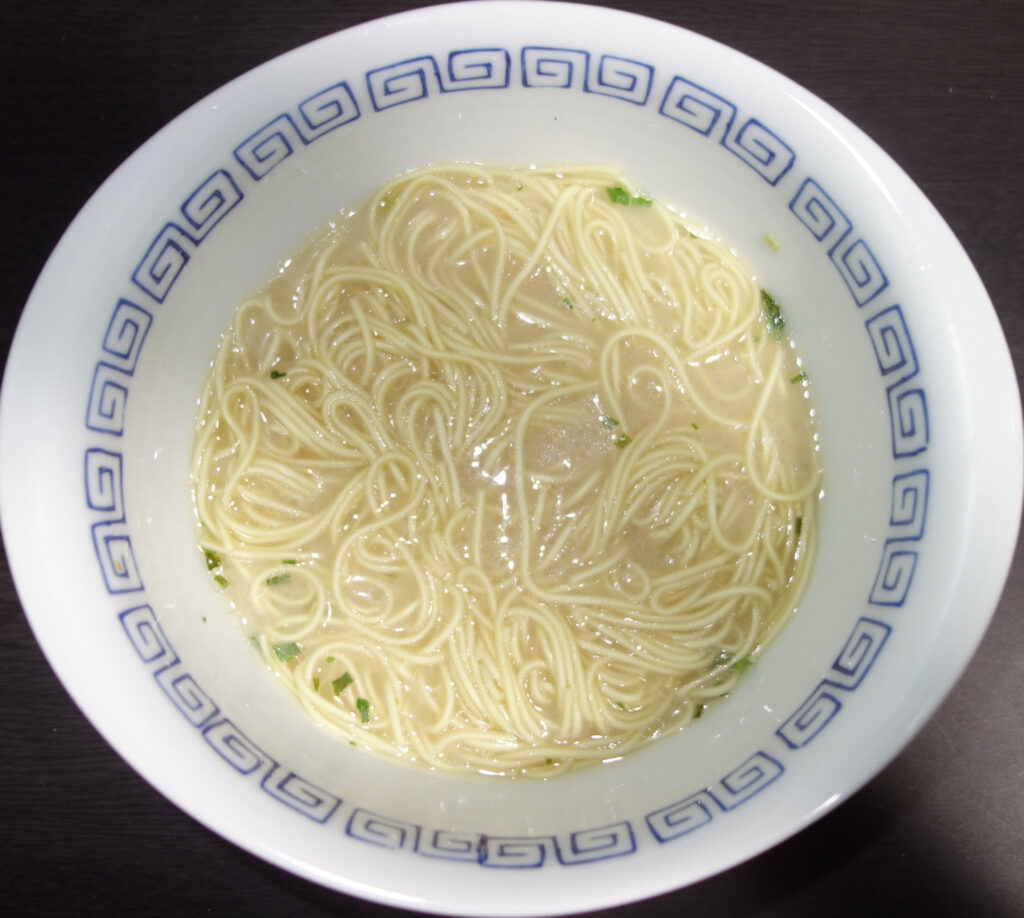 白い丼に入った素ラーメン