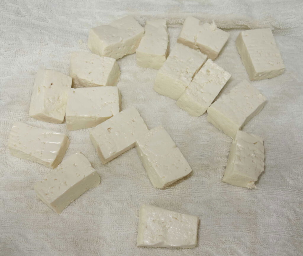 白い布の上に置かれた豆腐