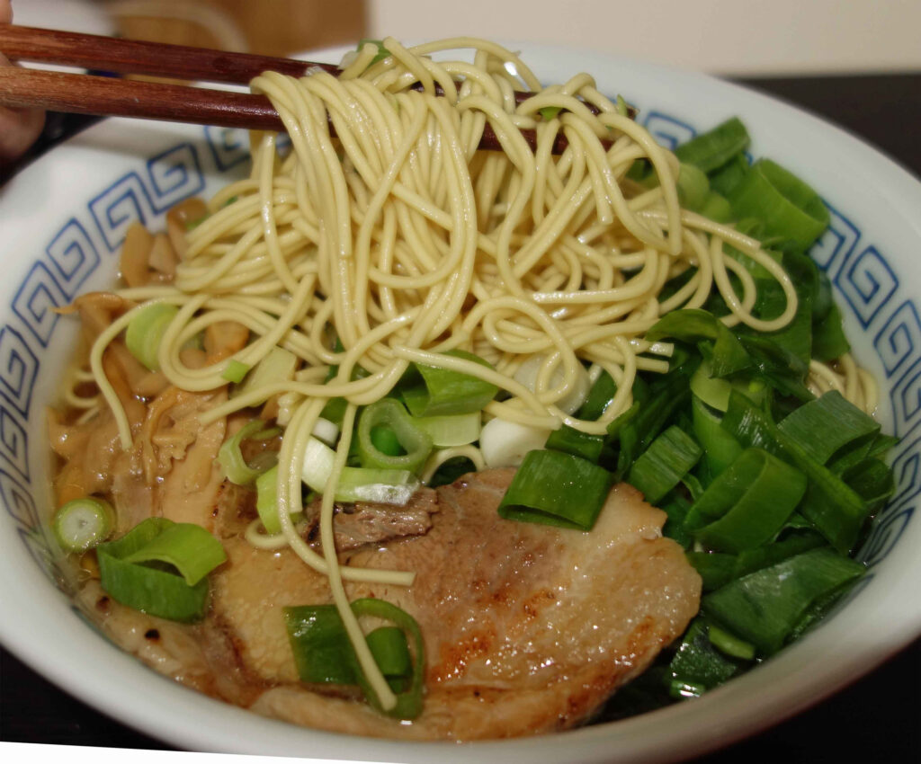 ネギとチャーシューがのったラーメン