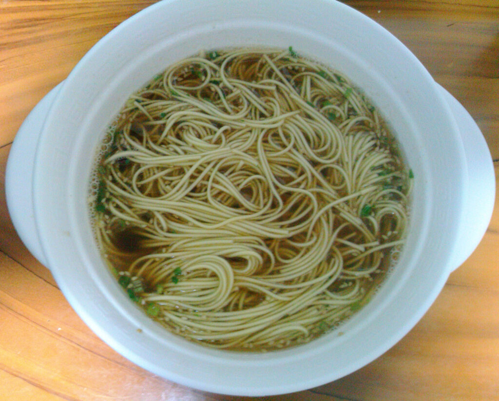 白い器に入ったあごだしラーメン