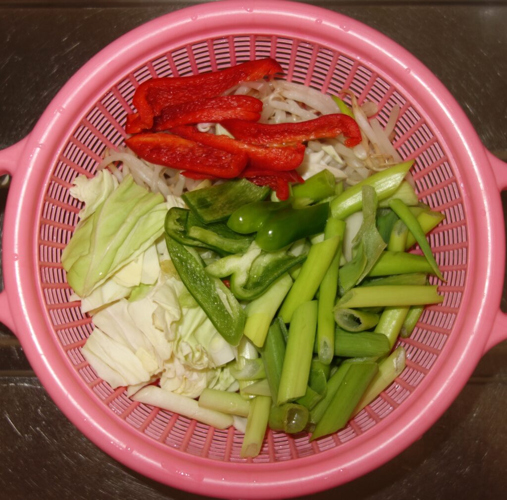 ピンク色のざるに入ったカット済みの野菜