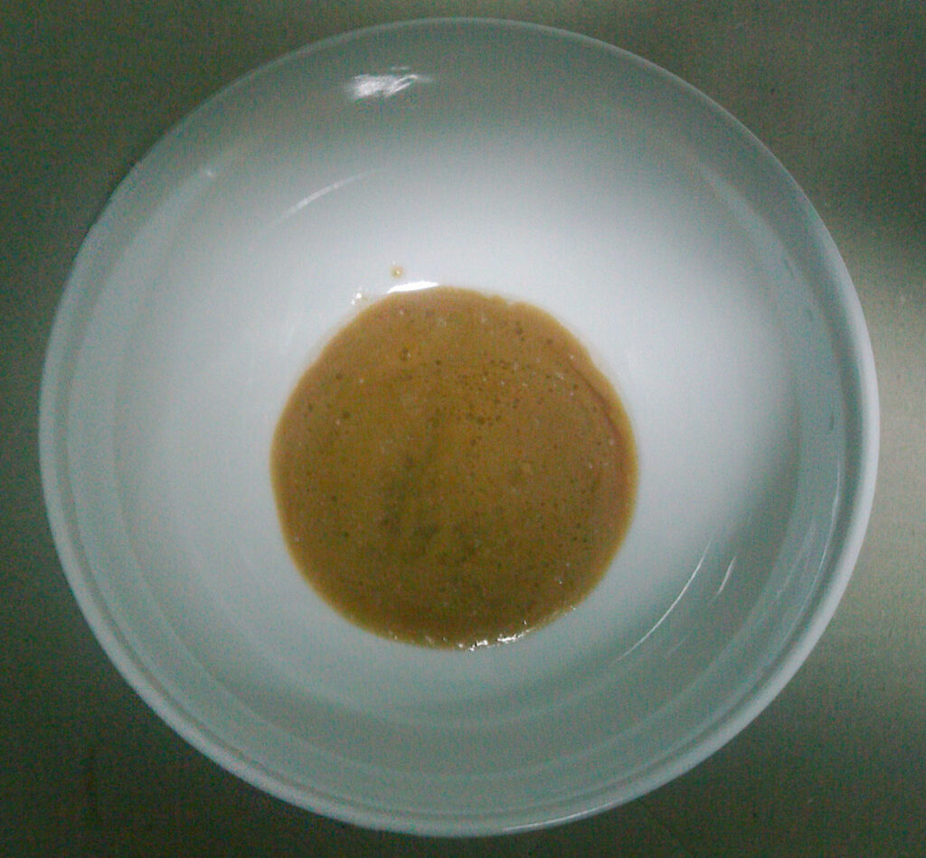 白い皿に入ったスープ