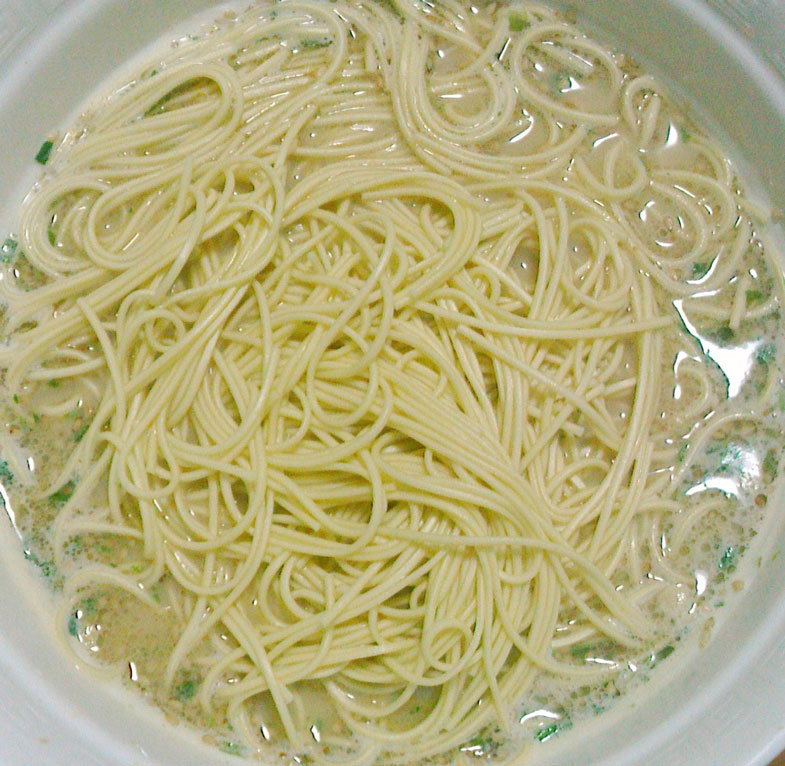 白っぽいスープに入ったラーメンの拡大写真
