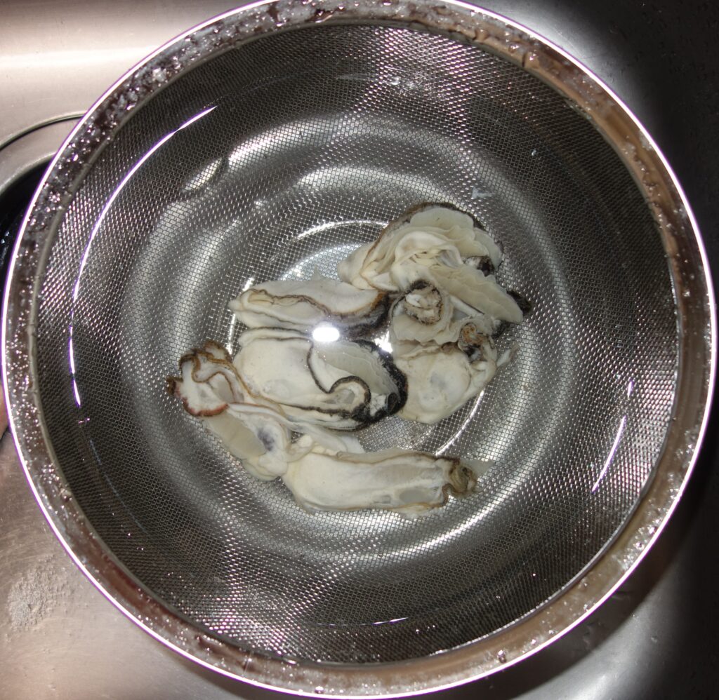 水切りざるに入った生牡蠣