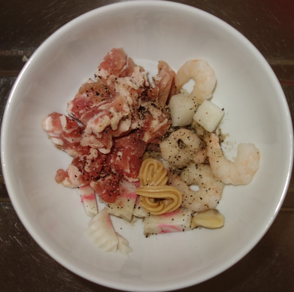豚肉とエビなどが入った白いボウル