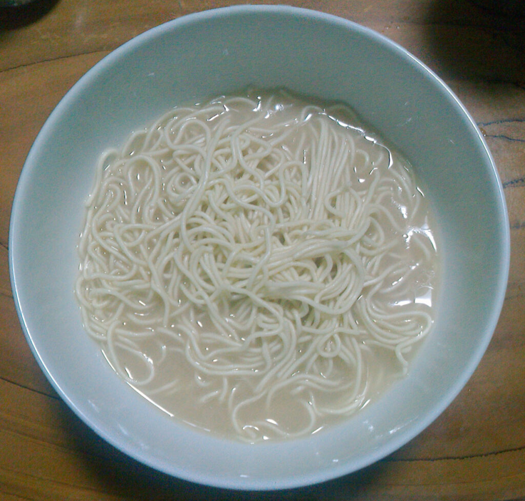 白い器に入った長浜ラーメン