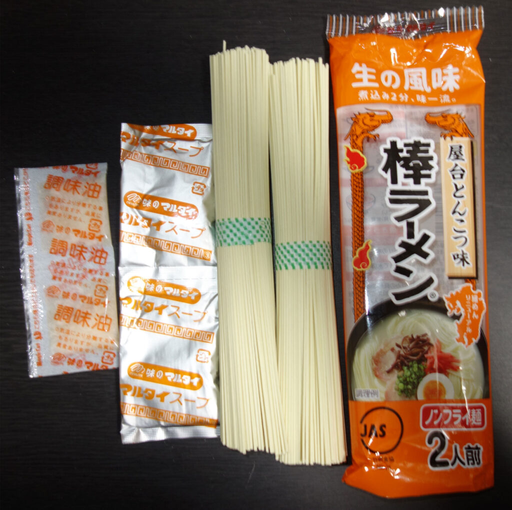 マルタイ棒ラーメンのパッケージと麺とスープと調味油
