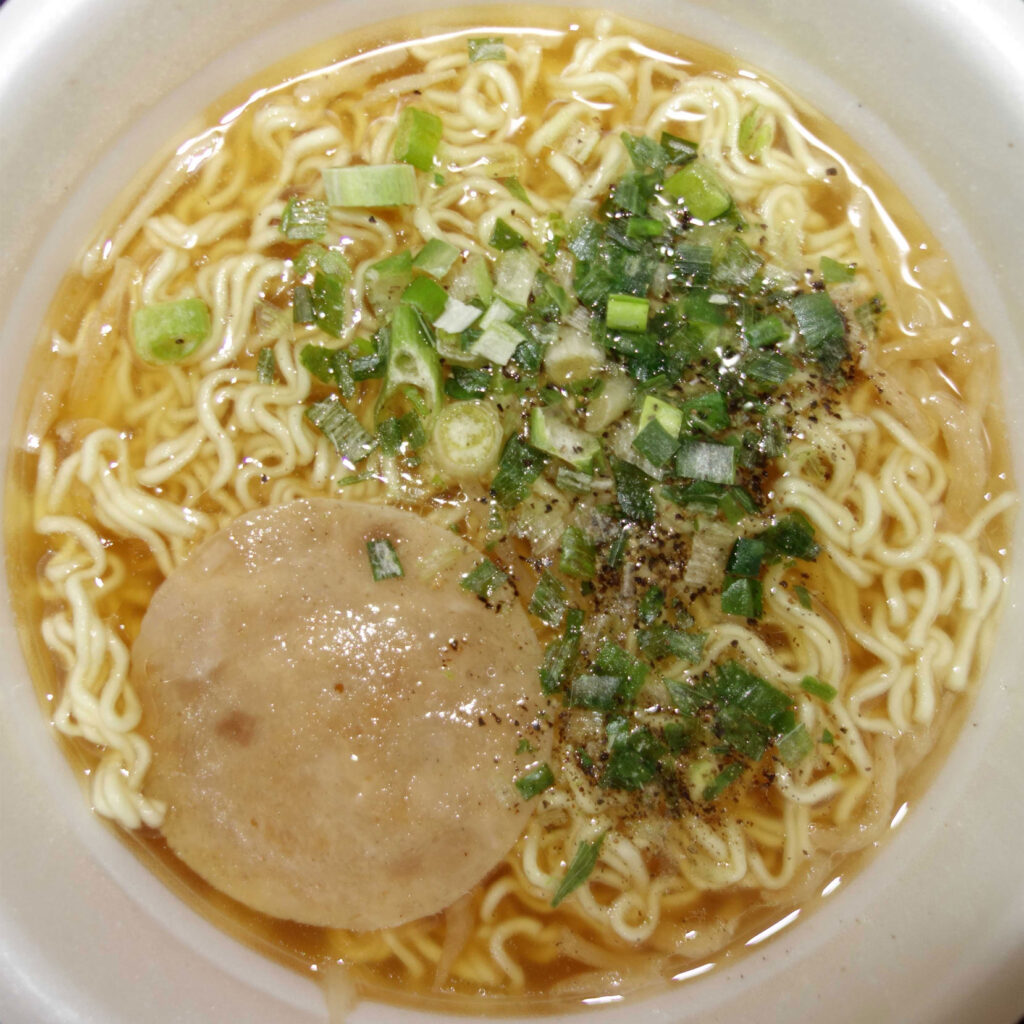 ネギと丸いチャーシューが入ったカップ麺