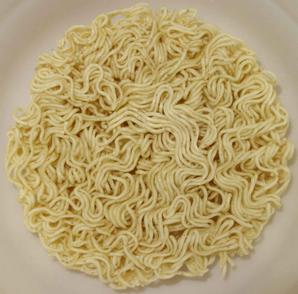 白い容器に入った丸いインスタントラーメン