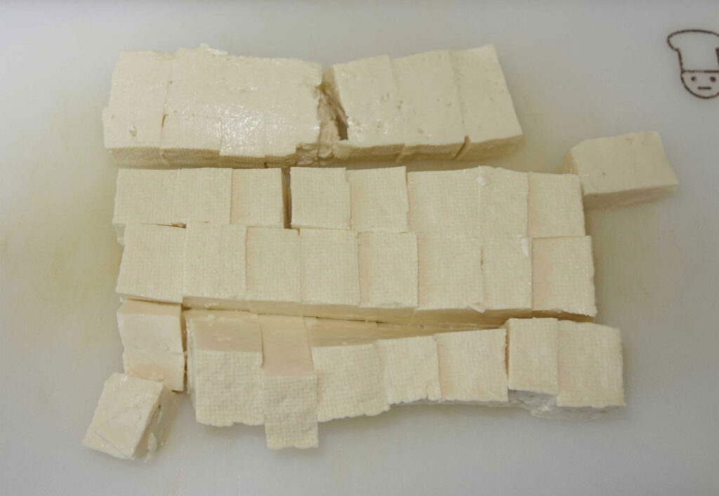 まな板の上の切られた豆腐