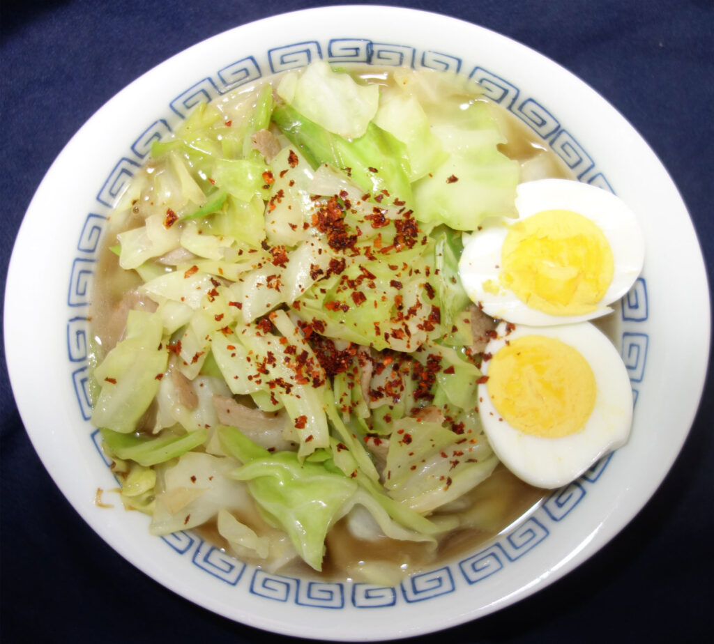 キャベツとゆで卵が乗ったラーメン