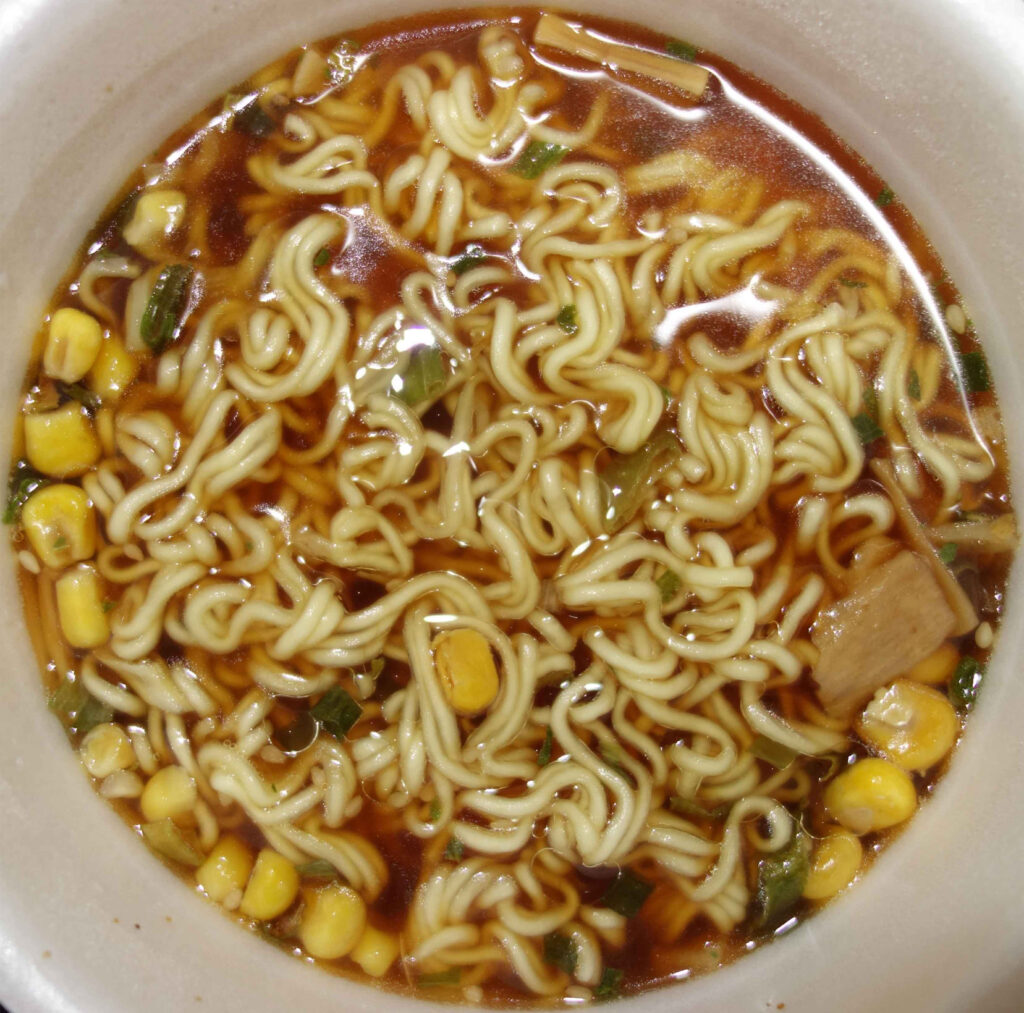 コーンとメンマ入りのカップラーメン