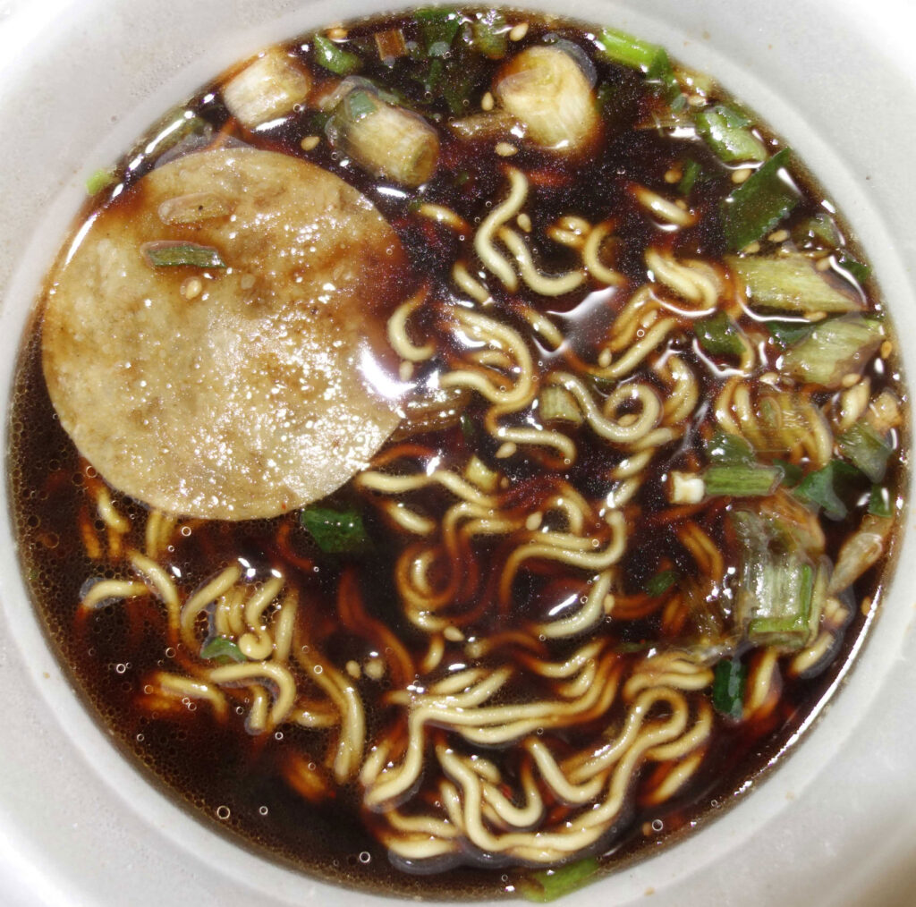 丸いチャーシューとネギが入った醤油ラーメン