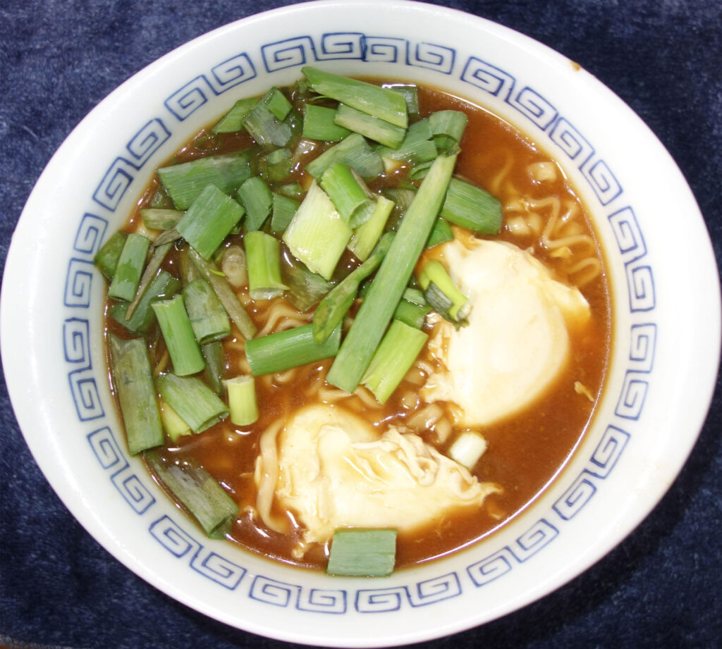 ネギと卵が入ったラーメン