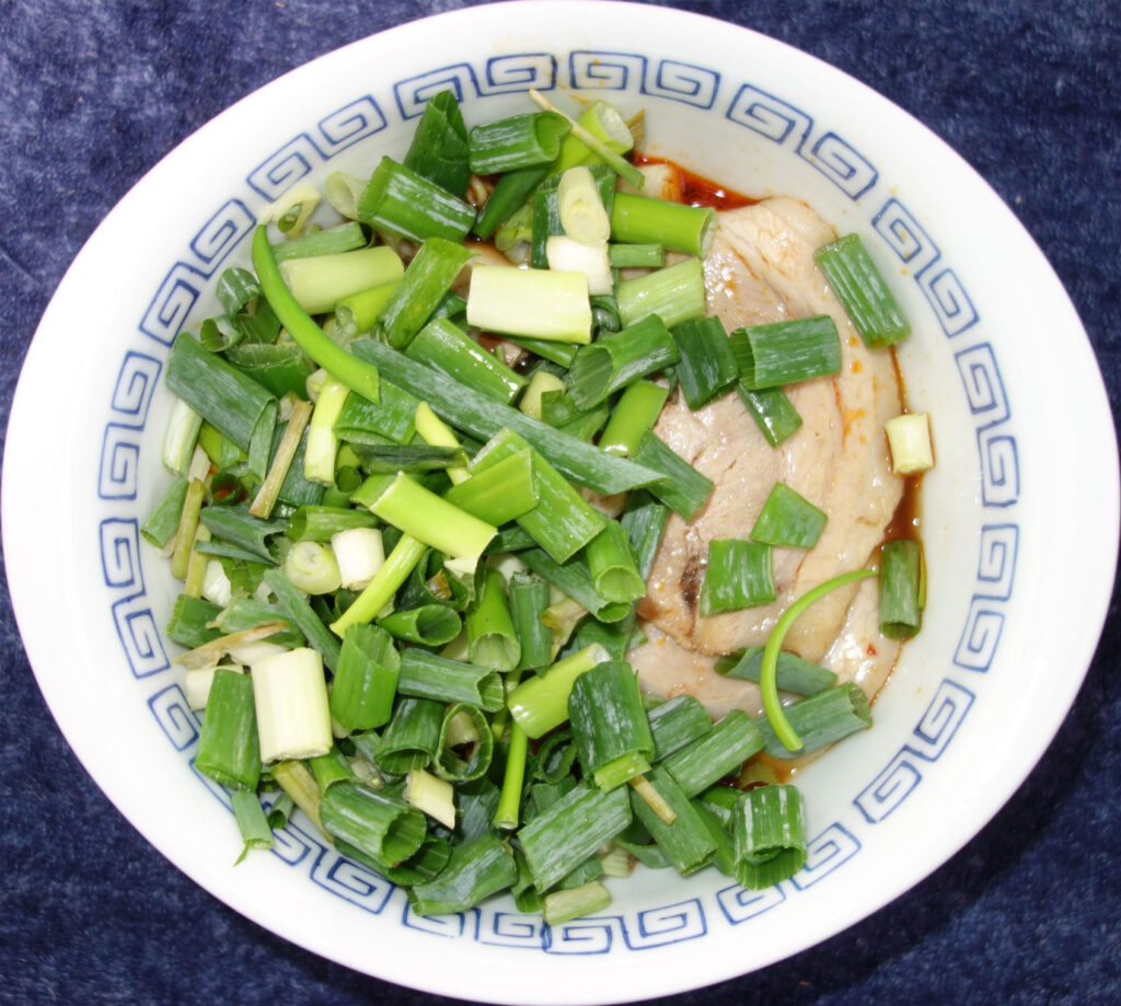 ネギがたっぷりのったラーメン