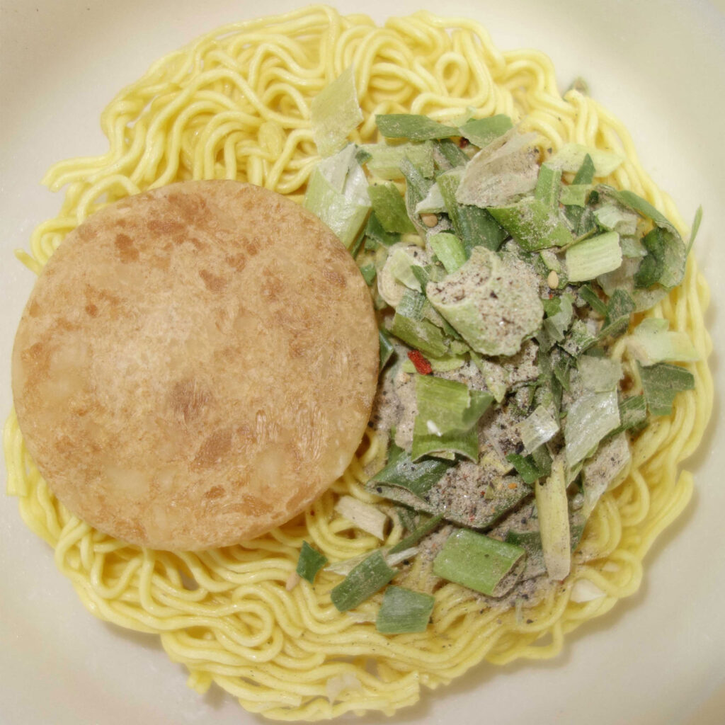 インスタントラーメンの麺と具材