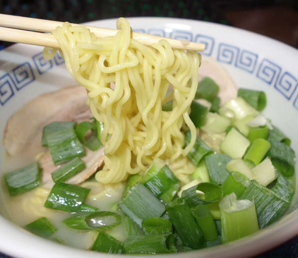 箸で持ち上げられたラーメン