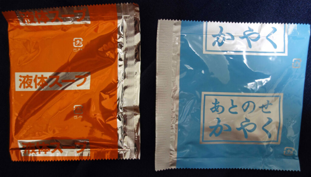 インスタントラーメンの液体スープと後入れかやくの袋