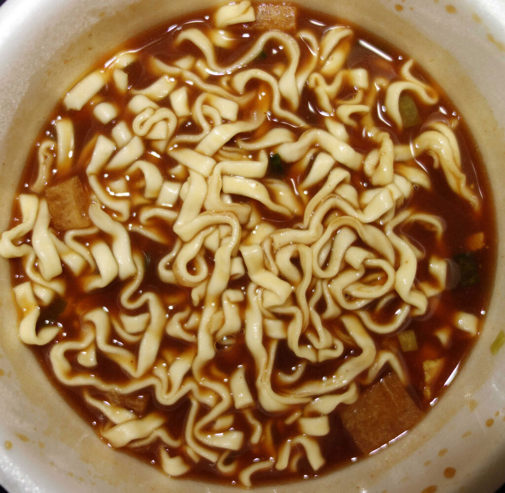 カップに入った味噌煮込みうどん