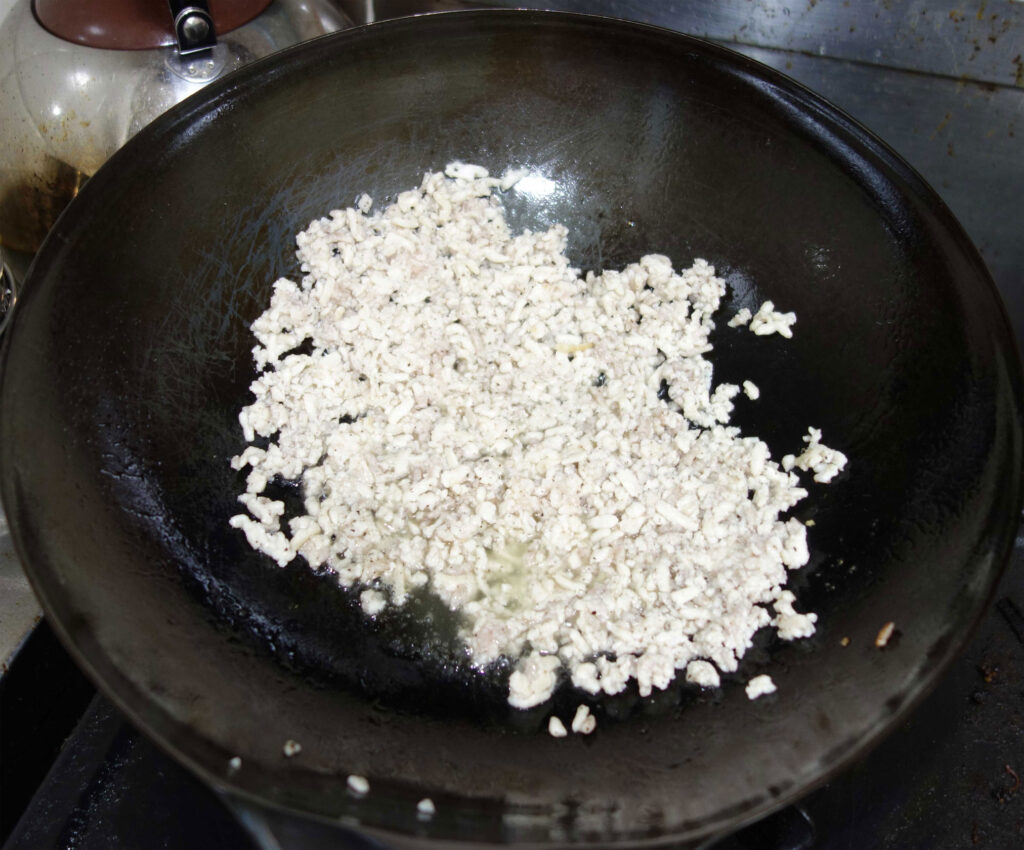 中華鍋で炒めるひき肉