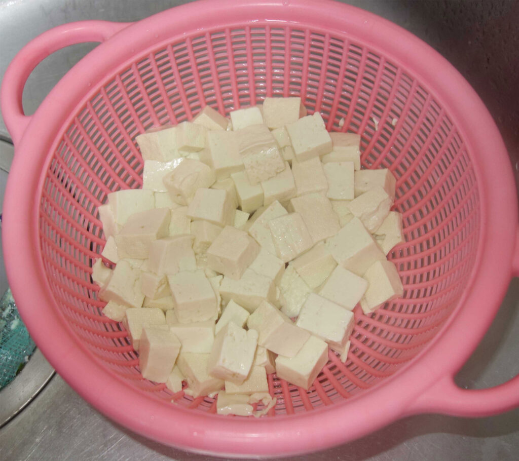 ピンク色のザルに入った豆腐