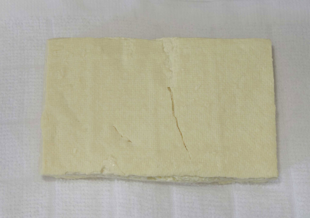 白い布巾に乗った木綿豆腐