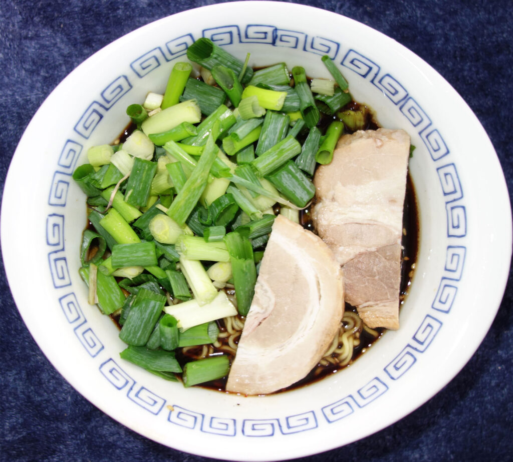 ネギとチャーシューがのったラーメン